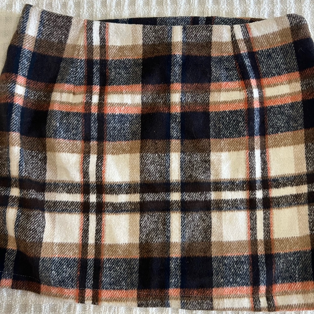 Boutique Plaid Mini Skirt ✨🤍 - Picture 3 of 3